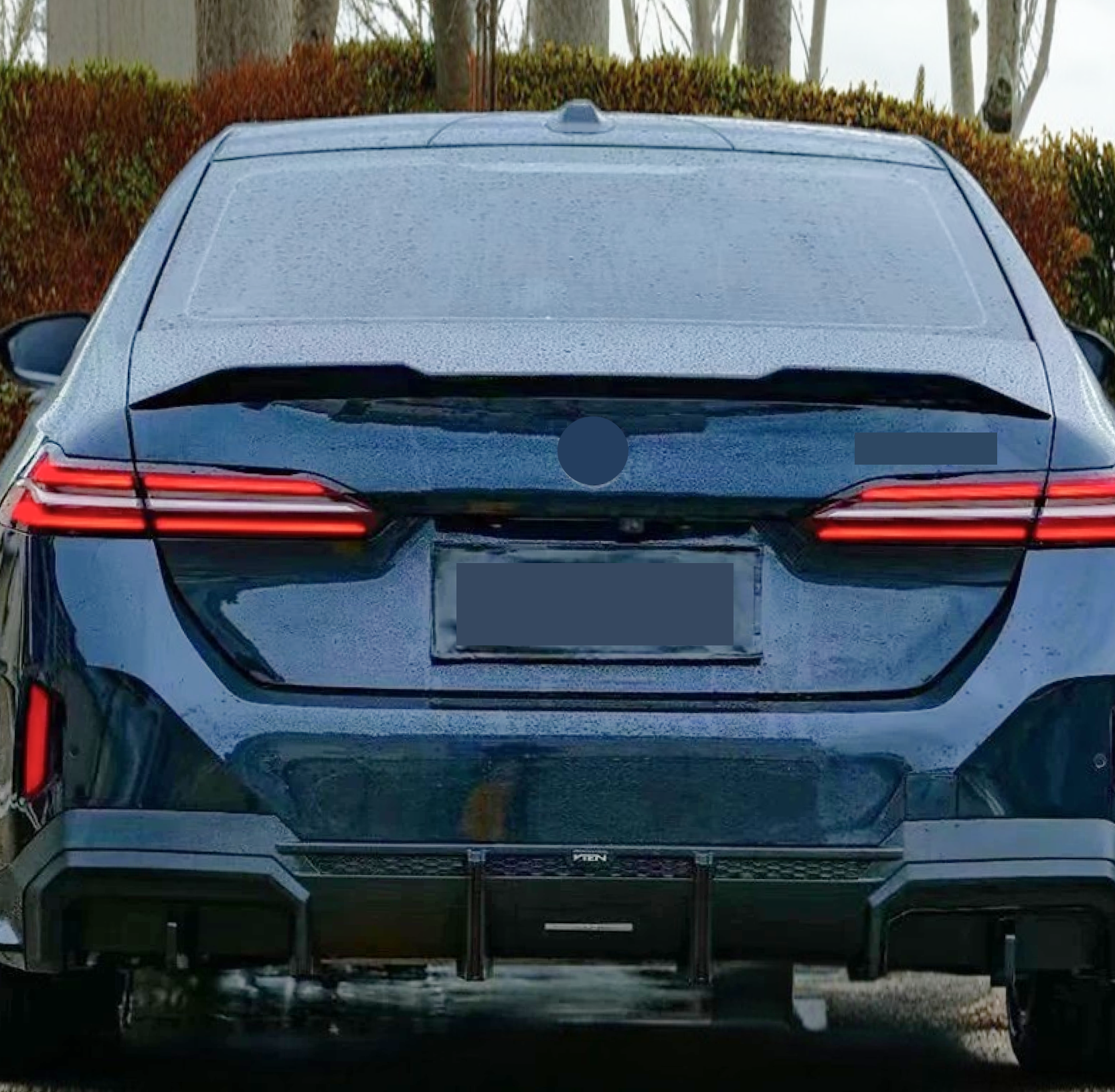 Rear spoiler wing in gloss black V style for BMW 530e xDrive Plug-in Hybrid 2024-2025 by NexaNovo.