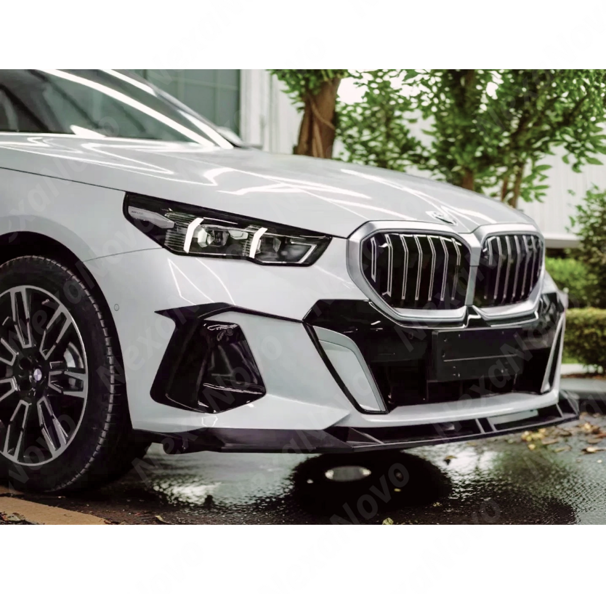 NexaNovo front spoiler lip for BMW 540i xDrive 2024-2025 in gloss black V style design.