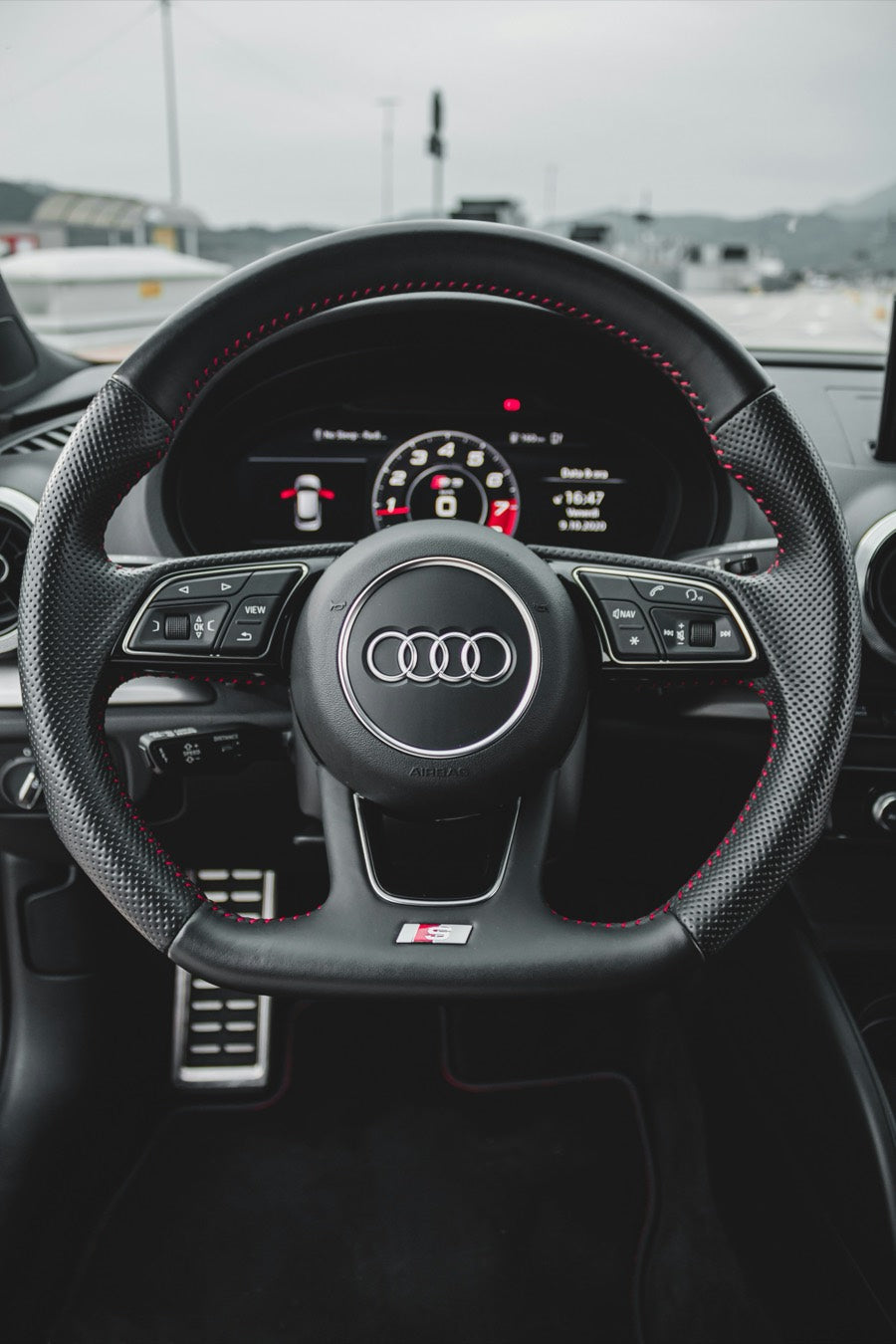 Flat-bottom steering wheel with red stitching in an Audi S3