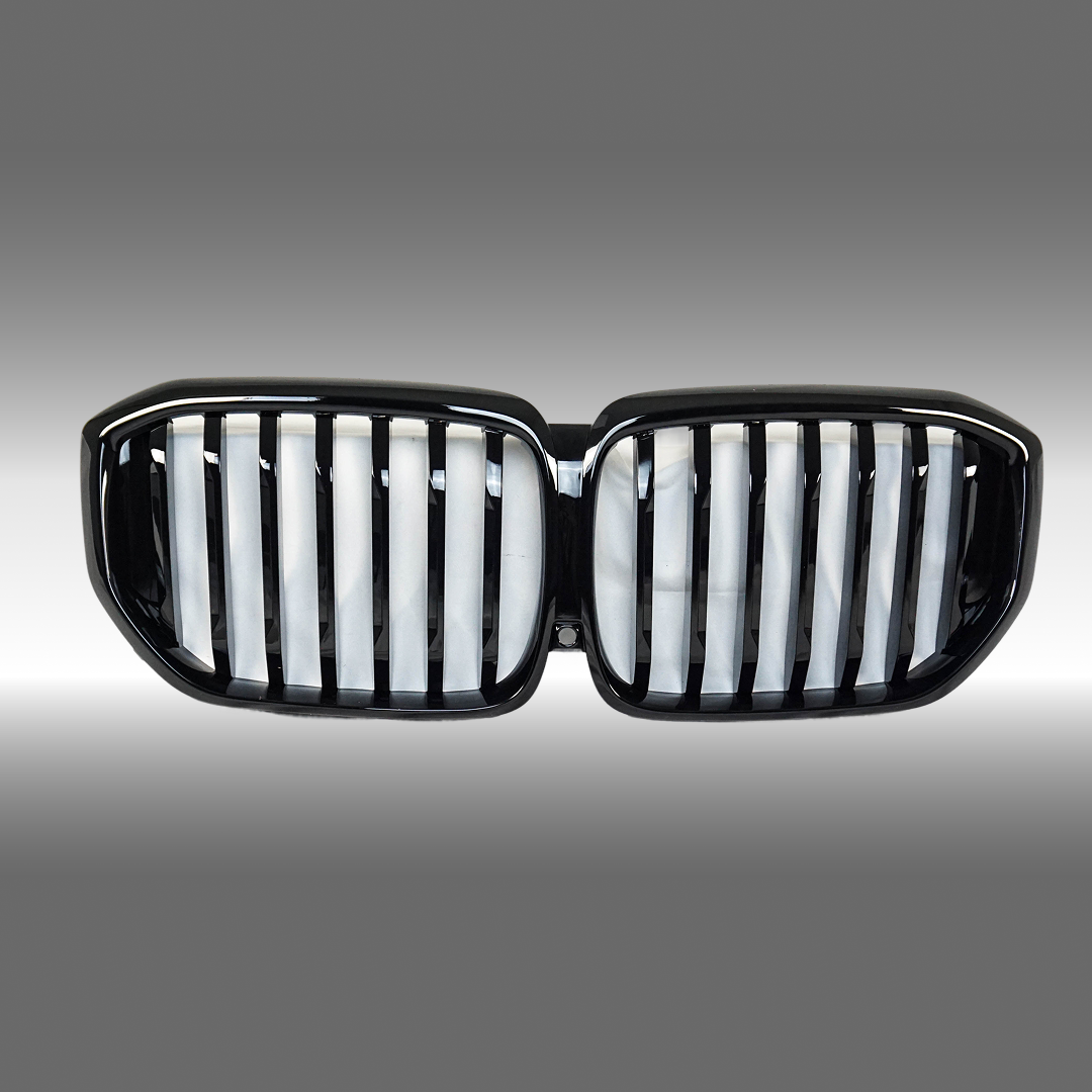 Glossy black grille installation in progress on X5 G05 LCI