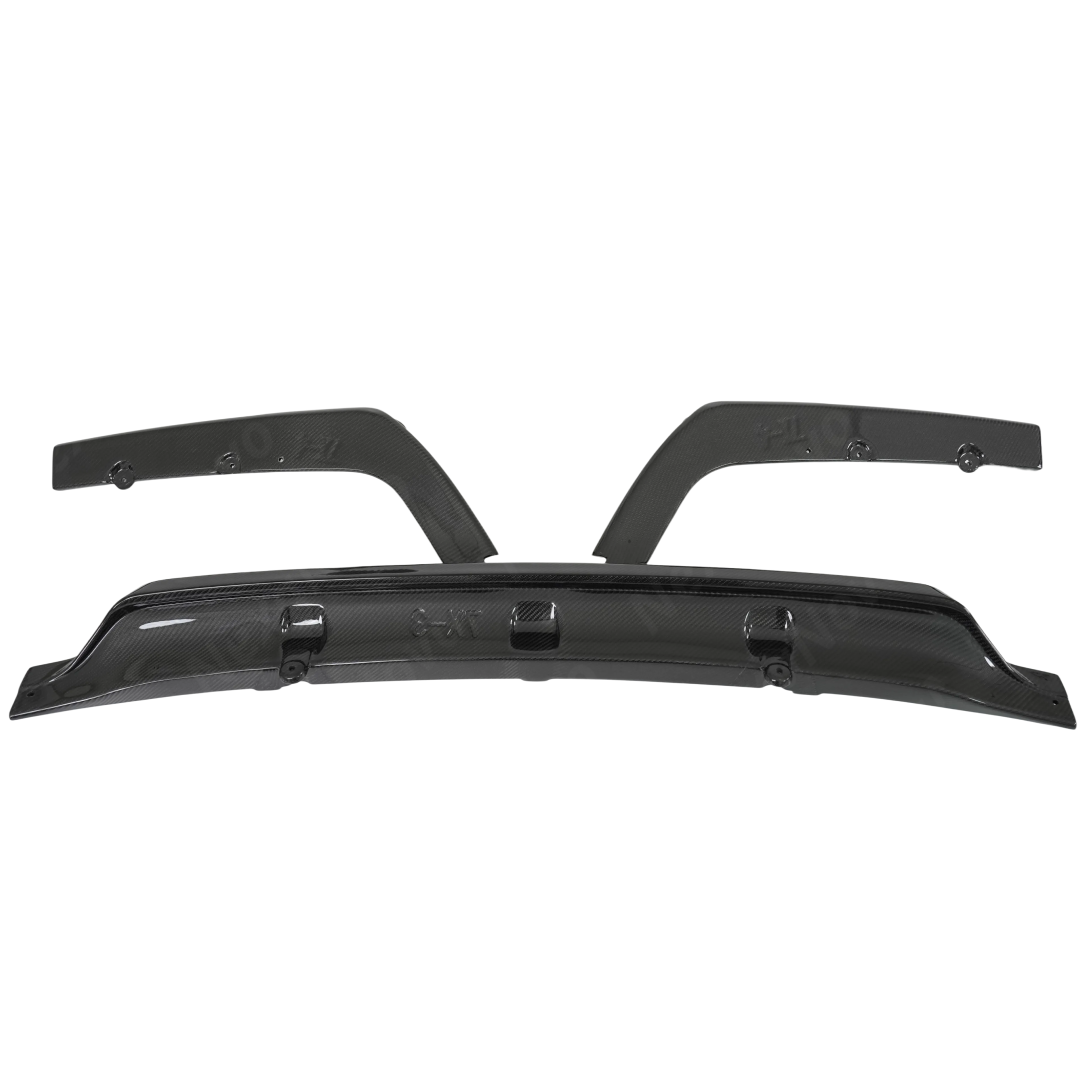 Sophisticated executive accent provided by the NexaNovo real carbon fiber weave on the X7