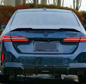 Rear spoiler wing in gloss black V style for BMW 530e xDrive Plug-in Hybrid 2024-2025 by NexaNovo.
