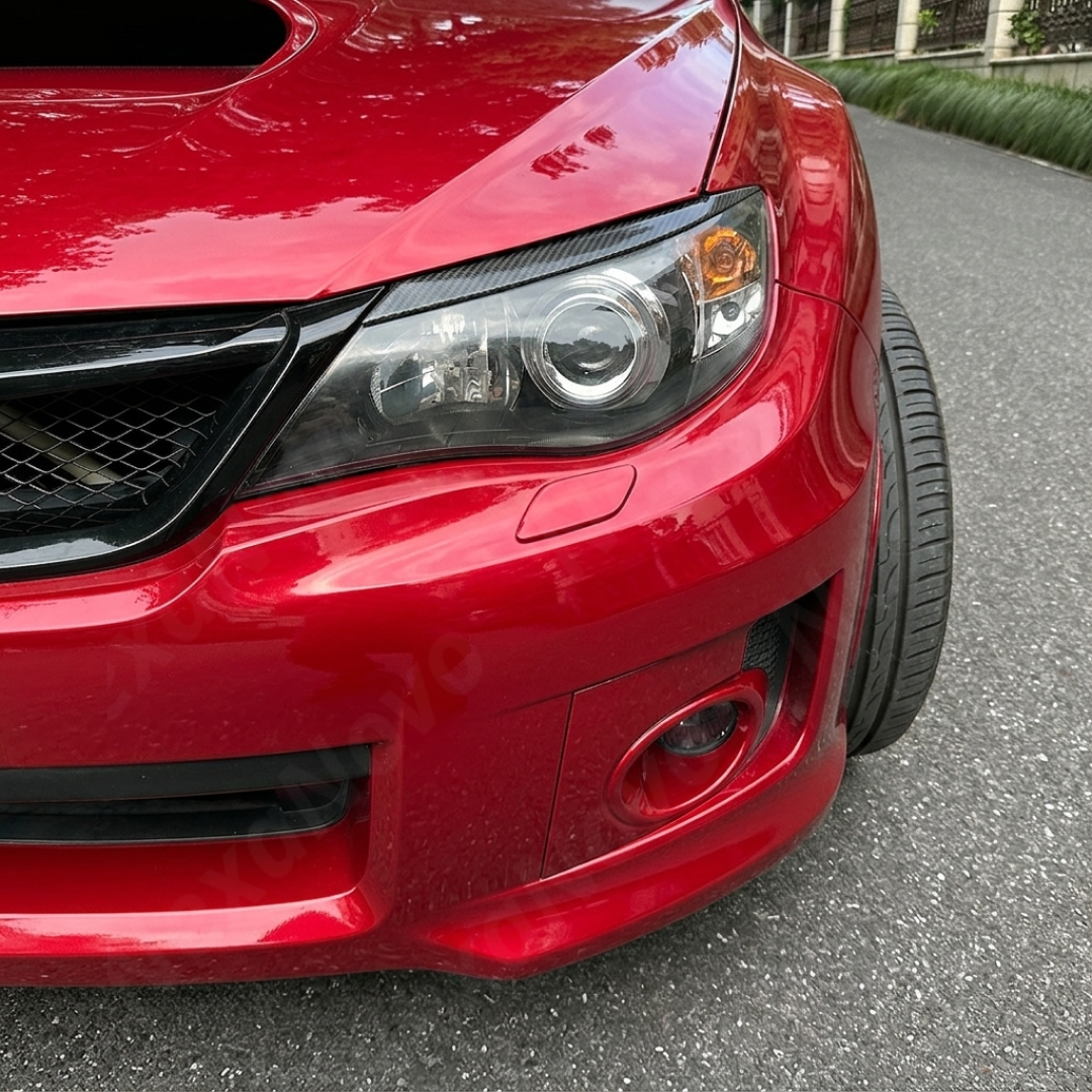 Showing the reflective UV-resistant high-gloss top coat on the carbon print eyelid trim