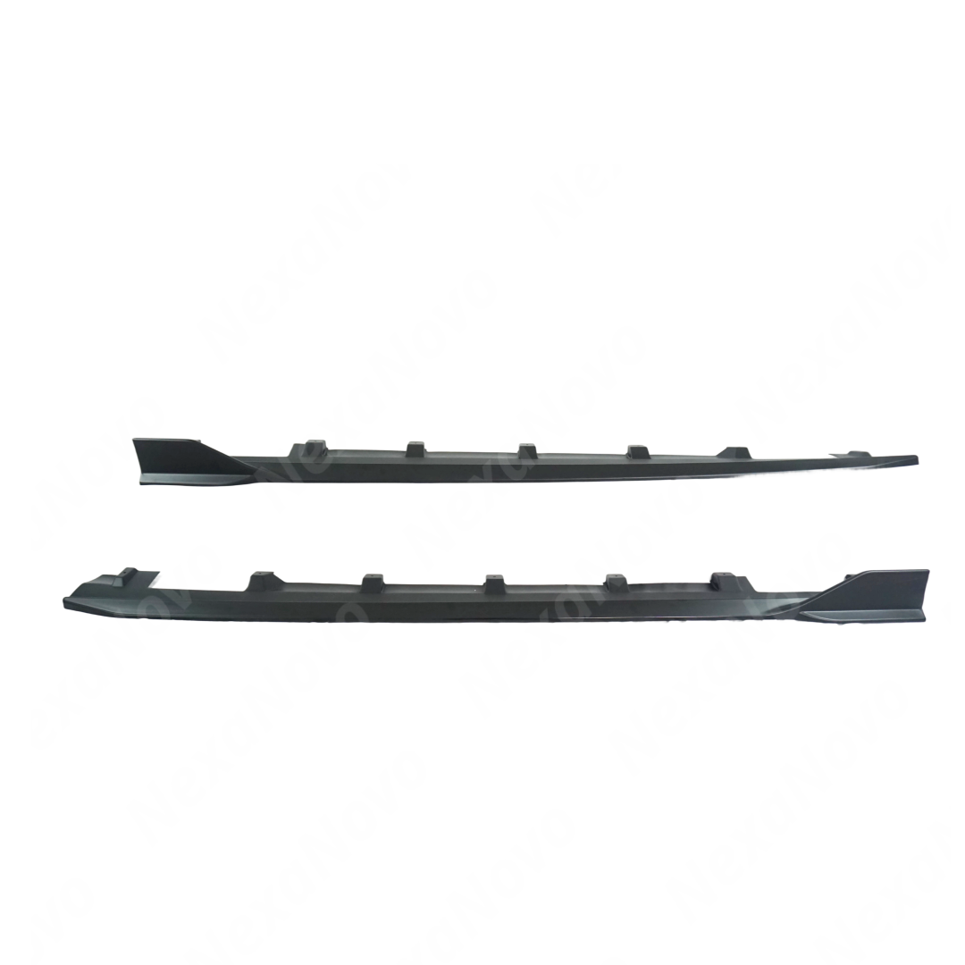 Detailed edge of the side body skirt splitter